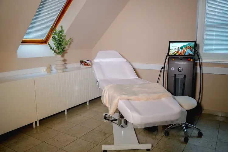 SilkySkin Studio Behandlungsraum mit Alma Soprano Titanium Diodenlaser Technologie und Liege